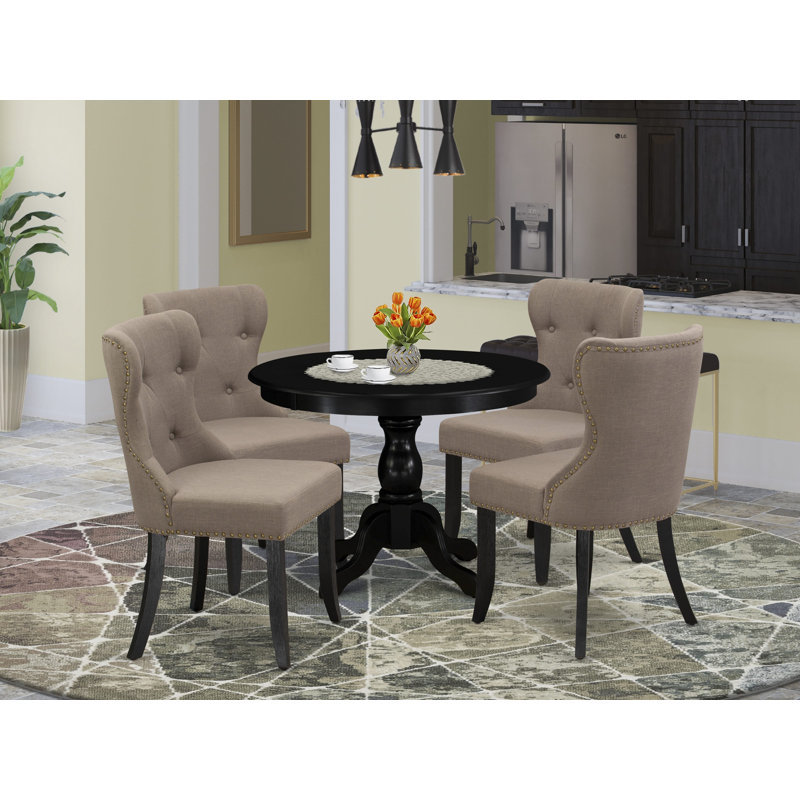 L'ensemble de mobilier de salle à manger 5 pièces comprend une table ronde avec piédestal et 4 chaises rembourrées en tissu de couleur café, noir brossé