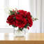 Arrangement de fleurs artificielles roses dans un vase en verre avec de l'eau artificielle (rouge)-514225484
