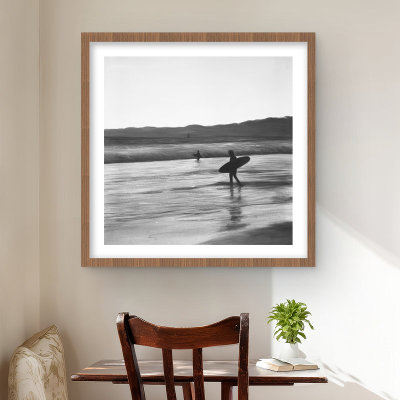 Surfers - Reproduction matte encadrée noir et blanc pour la décoration intérieure, H 24 po x l 24 po