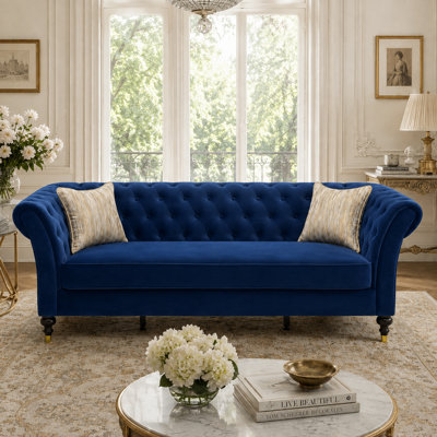 Canapé 3 places de style Chesterfield classique en polyester, avec dossier capitonné profond, accoudoirs arrondis, coussin amovible et pieds en bois massif, idéal pour le salon.