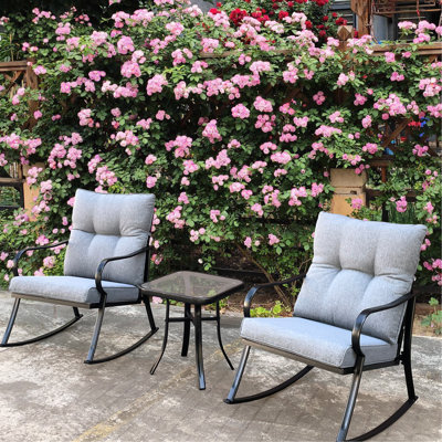 Chaise berçante et en gris moyen pour une utilisation extérieure - un patio paisible