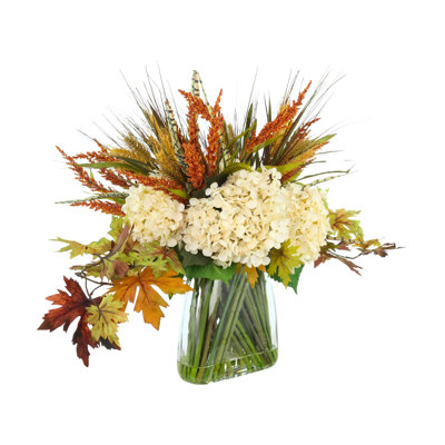 Centre de table d'automne avec hortensias et feuilles d'érable