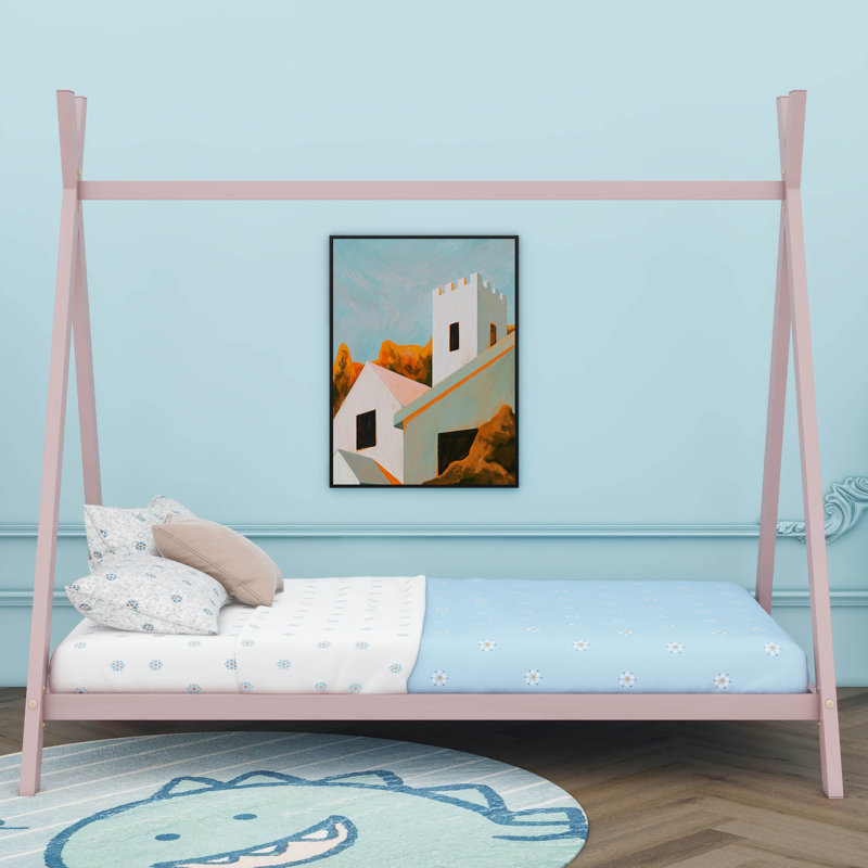Un lit de plancher en métal avec des lattes, conçu comme une maisonnette amusante pour les enfants, Rose