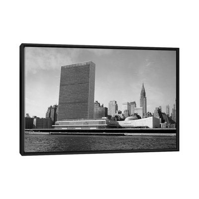 «1950s View of United States Building and New York City Skyline from East River New York USA», reproduction de photo sur toile tendue