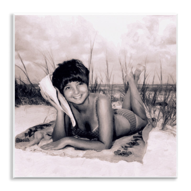 Plaque murale rétro «Summer Girl with Conch», conception par Grotto Studios