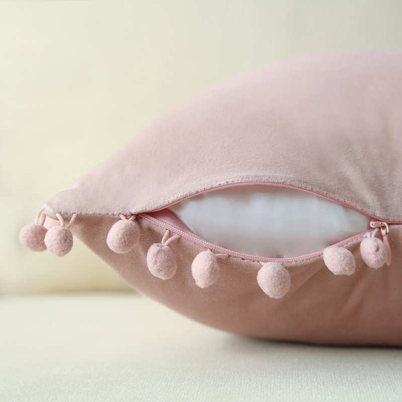 Coussin Silky Velvet Series Pom-poms, Carré 18 po, Rose clair, Housse de coussin et insert