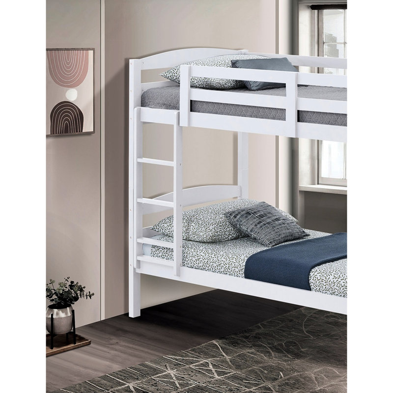 Lit simple au-dessus d'un lit superposé blanc avec arche transitionnelle, bois massif et d'ingénierie, joint, agencement de chambre à coucher de style, couleur, bois et joint