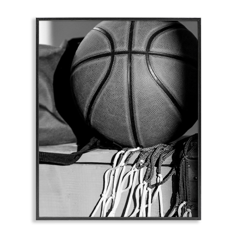 «Basketball Sport Still Life», estampe numérique encadrée par Daphne Polselli, Giclée encadrée noir minuit, H 30 po x l 24 po