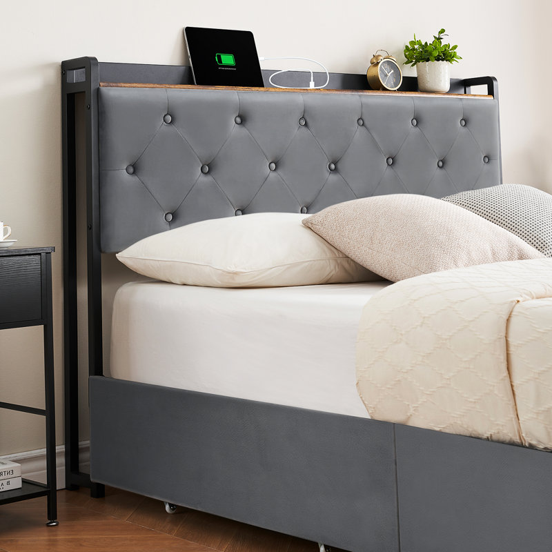 Structure de lit pour grand lit en velours avec quatre tiroirs de rangement et station de charge USB, cadre de lit gris avec tête de lit et support à lattes en bois, aucun sommier requis, sans bruit