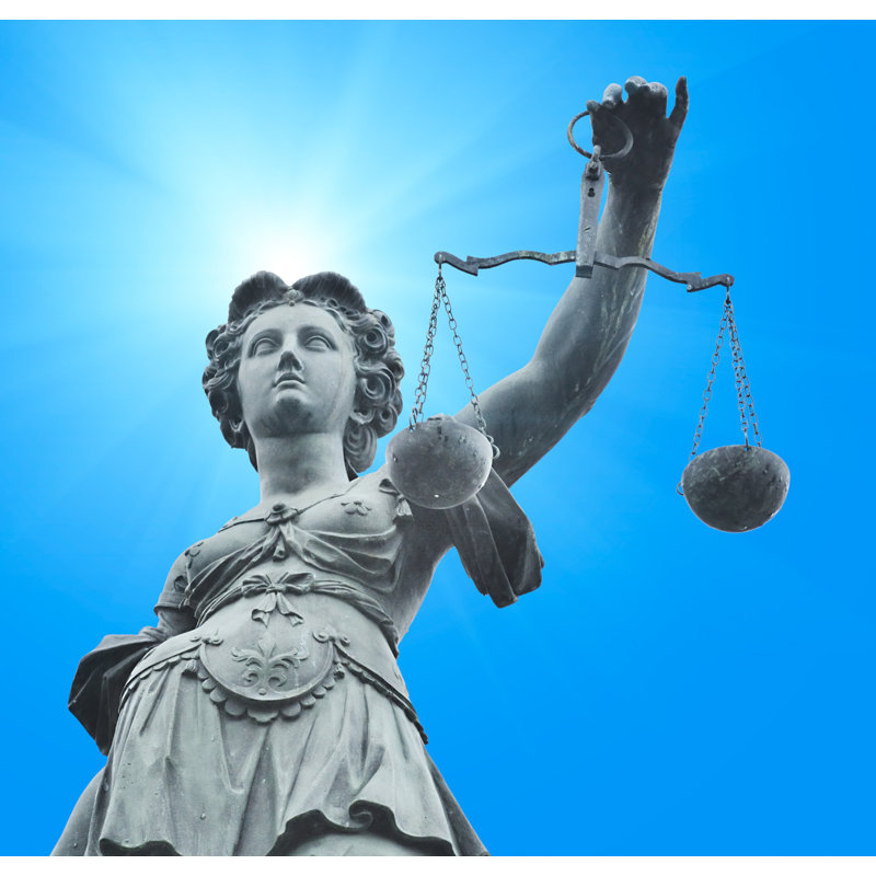 Statue de balance de la justice sur un ciel bleu, H 24 po x l 48 po x P 1,5 po