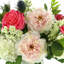 Arrangement floral avec pivoines, roses et lilas