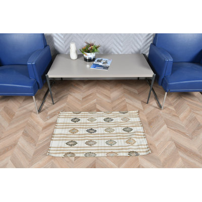 Petit tapis kilim turc beige avec des motifs rétro, idéal pour les espaces de salle de bain et un design kilim Oushak à fabrication antique