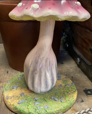 Statue de petit champignon en pointillé surdimensionné