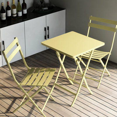 Ensemble de 3 chaises d'extérieur bistro et de patio pliables jaunes pour l'extérieur. Chaises de table. , Rouille. Espaces et bistro appropriés. Facile à installer