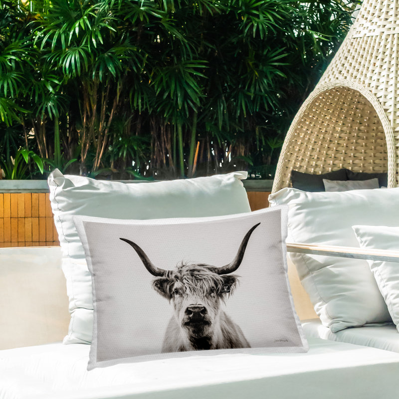 Coussin d'extérieur imprimé Intense Longhorn Portrait par Dakota Diener