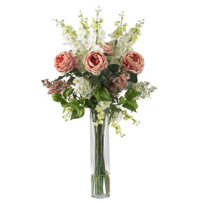 Agencements de fleurs delphiniums et maîtresses en vase