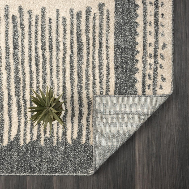 Tribal Geometric Area Rug in Gray, Rectangle 5' x 7'