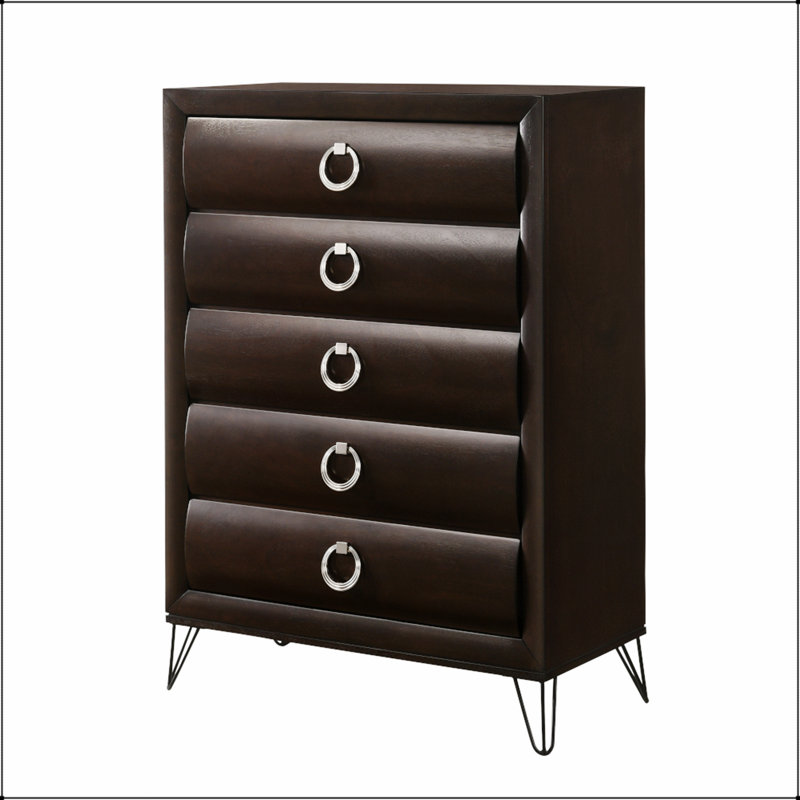 Commode Tablita Merlot foncé avec cinq tiroirs incurvés et des poignées modernes en acier inoxydable, parfait pour un rangement élégant