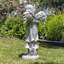 Statue d'enfant enfant ange tenant un chiot Magensium-212727410