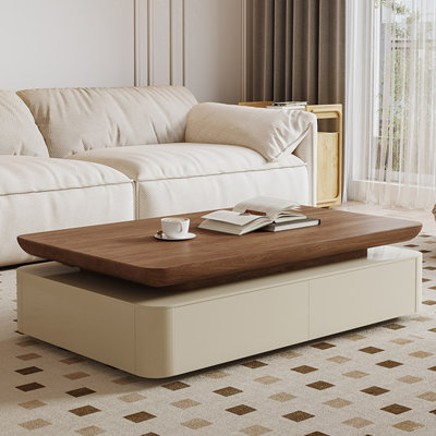 Table basse en bois de style nordique.