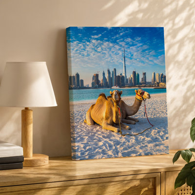 Toile, scène de plage sereine avec deux chameaux reposant sur un art mural doux, sable blanc sous un ciel bleu éclatant, art mural sur toile éparpillée