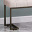 Banc rembourré à boutons beige et bronze, pièce intérieure moderne, structure ouverte, lignes droites, pieds à finition lisse, pi