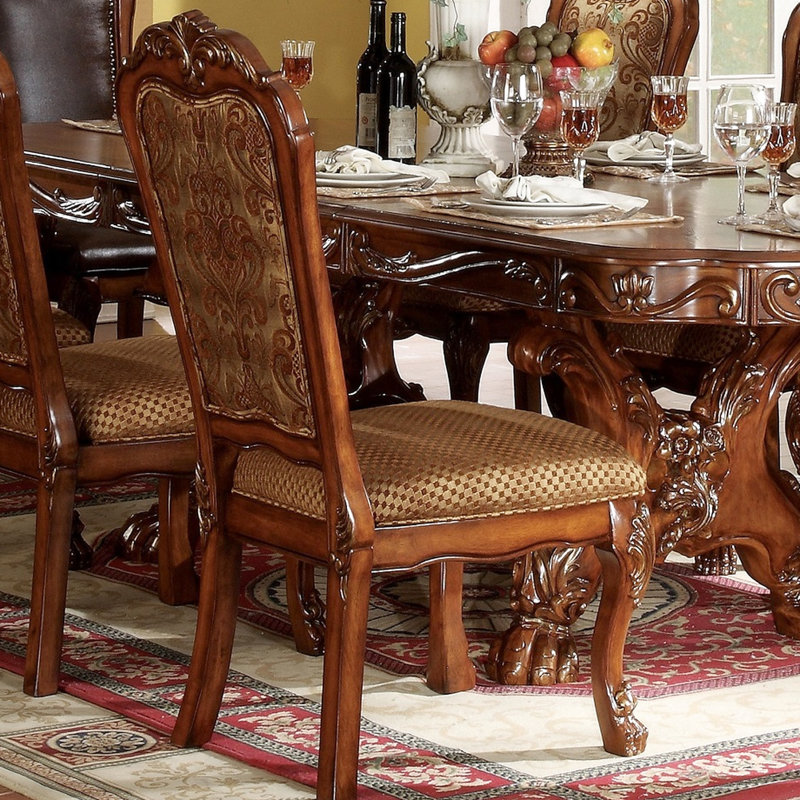 De 2 chaises avec accoudoirs en chêne et cerisier beige - siège et dossier rembourrés avec des motifs floraux à carreaux attrayants qui ajoutent une touche opulente à votre chaise de salle à manger