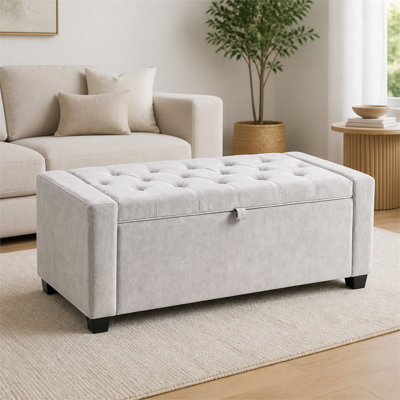 Banc de bout de lit en chenille gris clair doux pour la peau et doté d'un compartiment de rangement spacieux avec charnières de sécurité; un banc décontracté polyvalent adapté aux salons ou aux entrées.