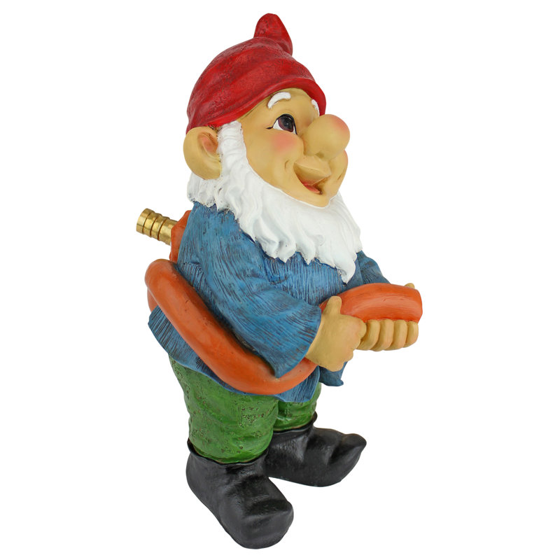 Statue d'arrosage «Hose It Off» par Harry, Gnome Spitter