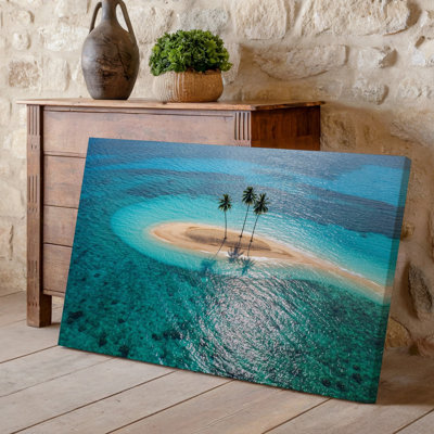 Toile, vue aérienne d'une petite île tropicale entourée par des eaux turquoise, avec trois grands palmiers verts sur toile