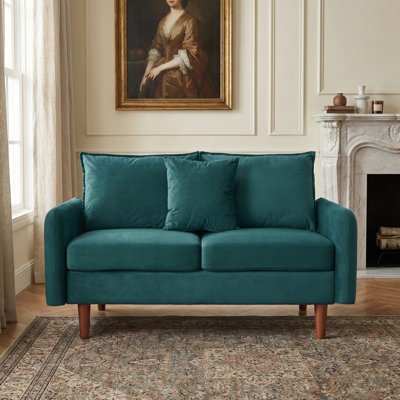  Causeuse de 56 po de large à accoudoirs arrondis en velours, avec poches de rangement latérales et petit coussin décoratif carré