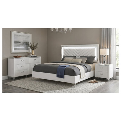 Ensemble de chambre à coucher 3 pièces Marisol Eastern King avec tête de lit à DEL, fini blanc lustré, commode et table de chevet inclus