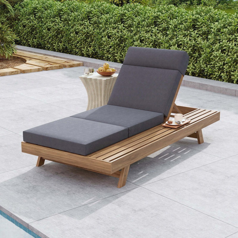 Ensemble de chaises longues avec repose-tête et surface latérale peu encombrante, fauteuil inclinable d'extérieur en bois d'acacia brun clair avec coussin pliable gris foncé de 3 pouces pour le patio au bord de la piscine