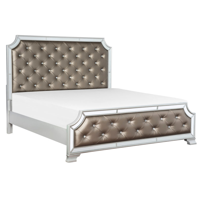 Cadre de lit argenté pour grand lit, garniture de miroir biseautée à boutons, décor sophistiqué pour chambre à coucher moderne, sommier tapissier nécessaire, tête de lit à boutons et décor séduisant, nécessaire