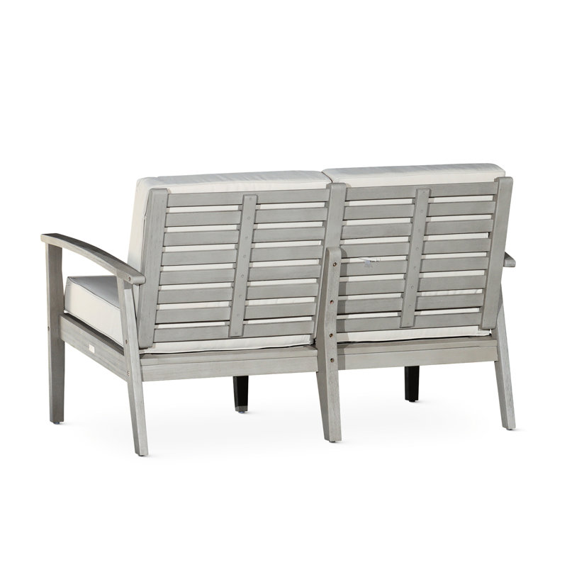 Élégant eucalyptus en bois flotté gris avec coussins de siège bleu marine confortables pour les coussins de patio, espace de style