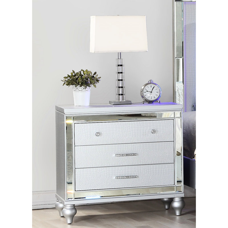 Table de chevet argentée 3 - Miroir de décoration de chambre à coucher rehaussé de 3 tiroirs élégants
