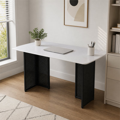 Table de salle à manger moderne en verre trempé rectangulaire pour six personnes, avec un plateau en marbre et des pieds en métal noir ajouré; convient aux salons et aux bureaux à domicile.