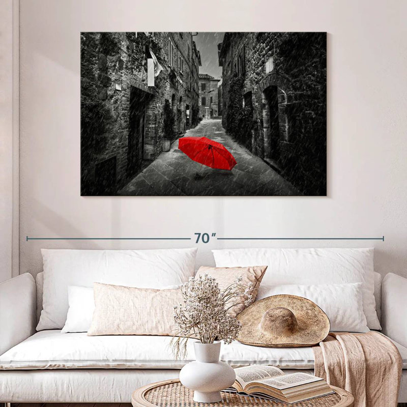 Parasol rouge Kerner dans la rue, H 32 po x l 48 po