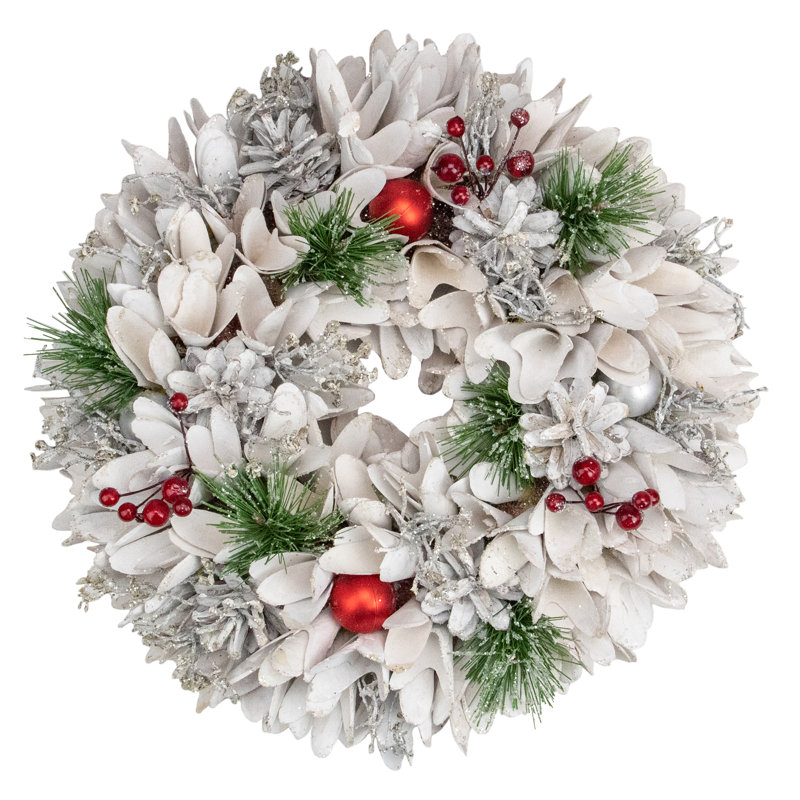 Couronne de Noël 14 po en bois avec fleurs et pommes de pin blanches
