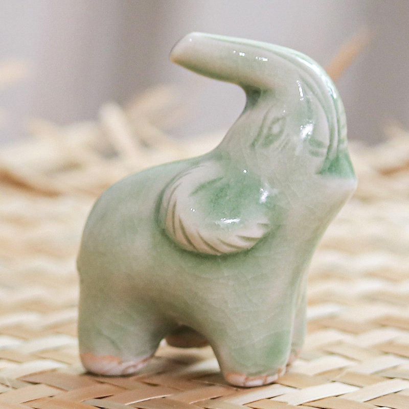 Figurine faite à la main Happy Elephant en céramique céladon vert, Vert