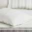Literie en coton pleine grandeur. Blanc / gris Rayures verticales texturées. . Édredon surdimensionné. Comprend une jupe de lit et des coussins décoratifs. Édredon blanc avec gris texturé. Rembourrage. Jupe, taies décoratives-120945306
