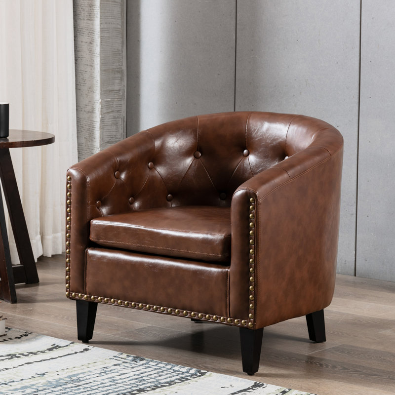 Fauteuil demi-tonneau capitonné de 28,3 po Pim, Simili cuir brun foncé