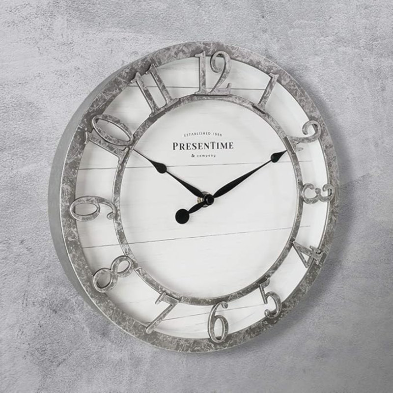Horloge murale de 10 po de la série Farmhouse de Présentime & Co, mouvement à quartz, style Shiplap, chiffres arabes 3D en relief, finition galvanisée