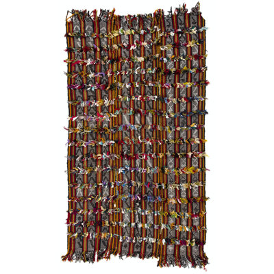 Tapis kilim rétro avec pompons colorés. Housse de lit ou de plancher, suspension murale. Art populaire