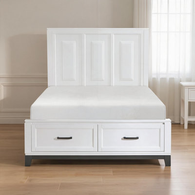 Grand lit plateforme en bois blanc doux avec tiroirs de rangement au pied de lit pour une chambre à coucher résidentielle
