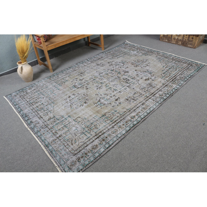 Un élégant motif délavé sur un design oriental traditionnel donne vie à un tapis turc rétro