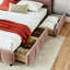 Très grand lit plateforme avec tissu en chenille rose et tiroirs de rangement pour une chambre à coucher moderne avec cadre rembourré et tête de lit douce