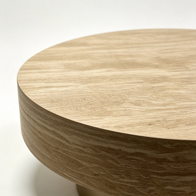 Table basse ronde en travertin, table basse tambour moderne avec pied central en métal doré champagne, table basse circulaire texturée aspect pierre pour salon