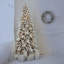 Arbre de Noël 9 pi en PE / PVC avec 52 pommes de pin naturelles, 2138 pointes, conception compacte, branches articulées et support en métal stable-2091895554-2091895567-2091895560