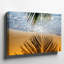 Toile vue de près d'une plage de sable ensoleillée avec art mural L'ombre complexe d'une feuille de palmier sur fond parfait pour l'art mural-519942796